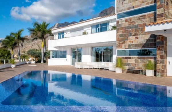 Casa independiente en avenida Principal, 60