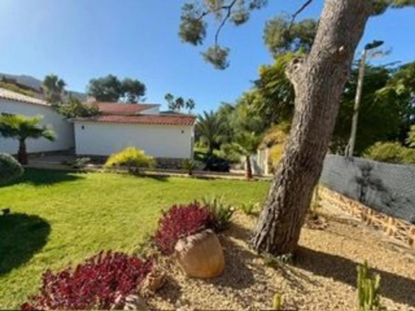 Casa independiente en calle Rumanía