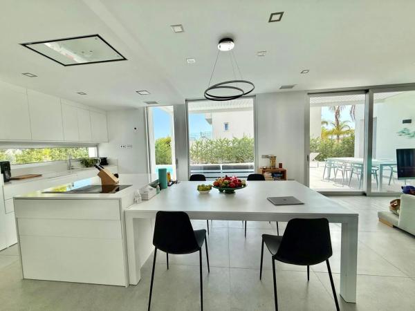 Casa independiente en calle Atenas