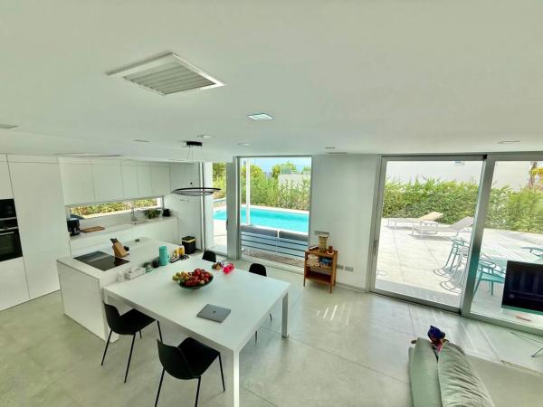 Casa independiente en calle Atenas