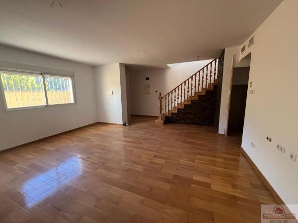 Chalet adosado en avenida Mimosas