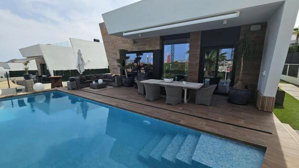 Casa independiente en calle de Veneçuela