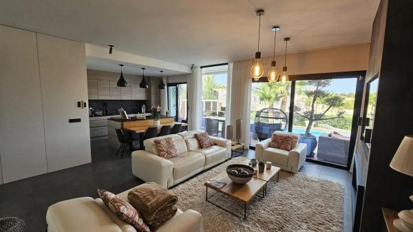 Casa independiente en calle de Veneçuela