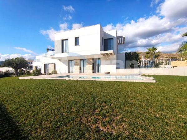 Casa independiente en calle Praga, 64