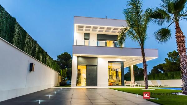 Casa independiente en calle Atenas