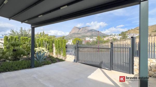 Casa independiente en plaza Alfarella. Sector 13