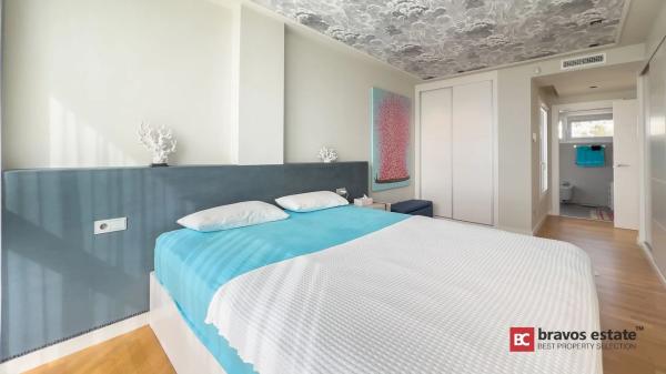 Casa independiente en plaza Alfarella. Sector 13