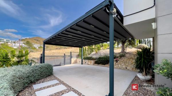 Casa independiente en plaza Alfarella. Sector 13