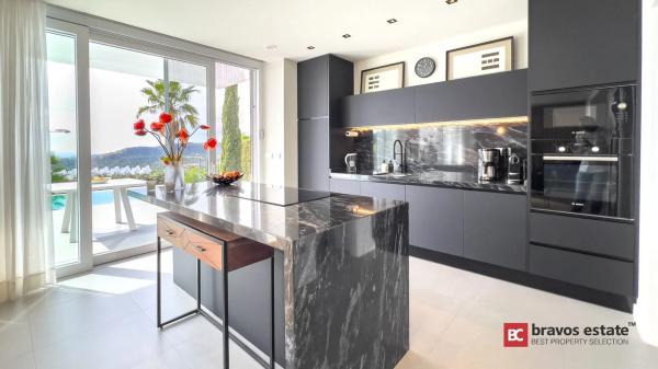 Casa independiente en plaza Alfarella. Sector 13