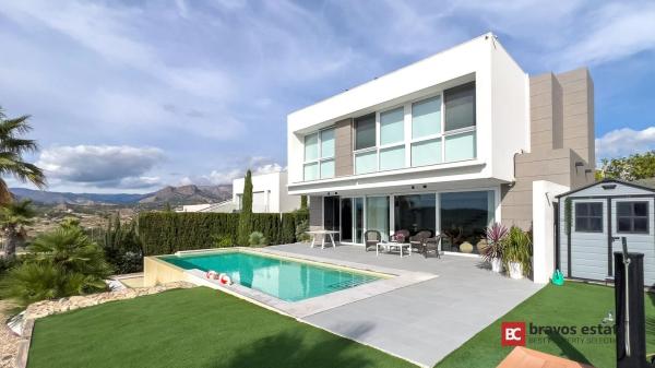 Casa independiente en plaza Alfarella. Sector 13