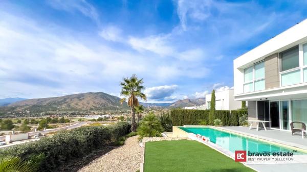 Casa independiente en plaza Alfarella. Sector 13