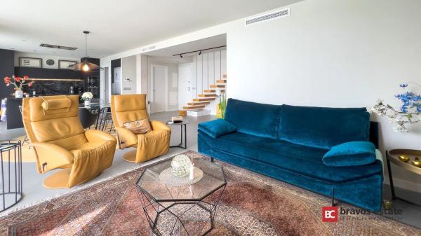 Casa independiente en plaza Alfarella. Sector 13