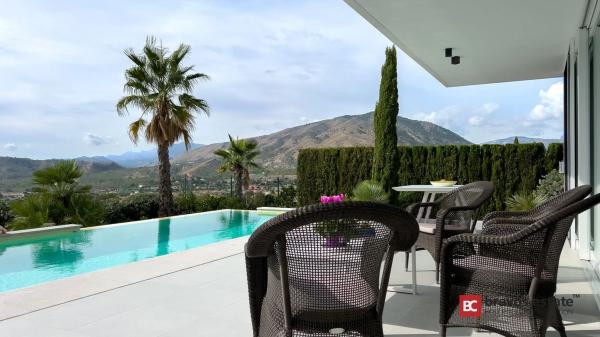 Casa independiente en plaza Alfarella. Sector 13