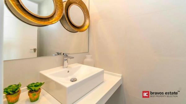 Casa independiente en plaza Alfarella. Sector 13