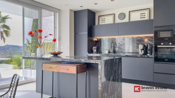 Casa independiente en plaza Alfarella. Sector 13