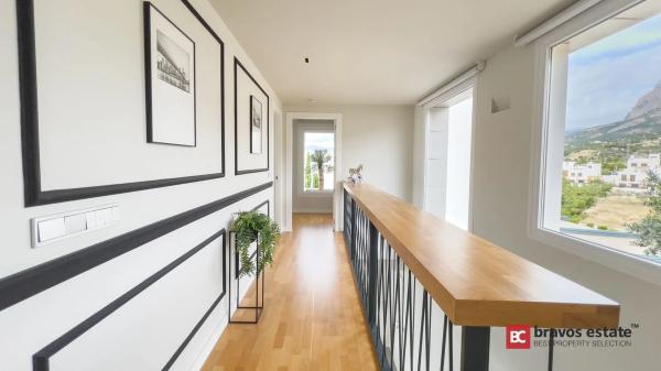 Casa independiente en plaza Alfarella. Sector 13