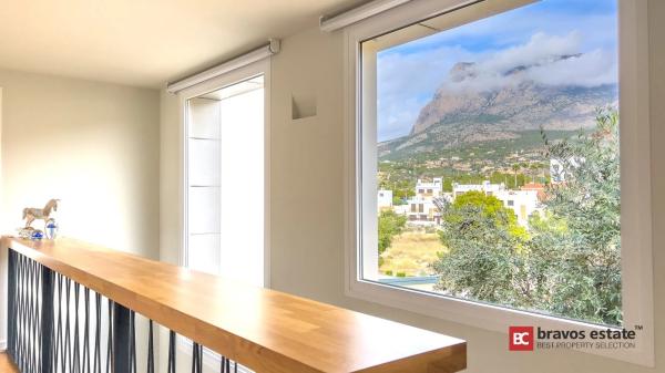 Casa independiente en plaza Alfarella. Sector 13