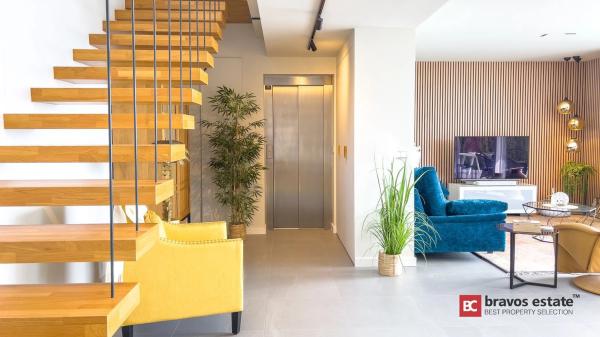 Casa independiente en plaza Alfarella. Sector 13