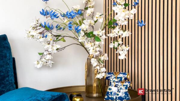 Casa independiente en plaza Alfarella. Sector 13