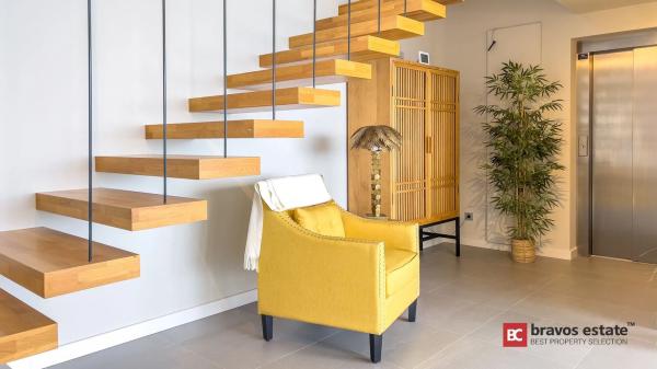 Casa independiente en plaza Alfarella. Sector 13