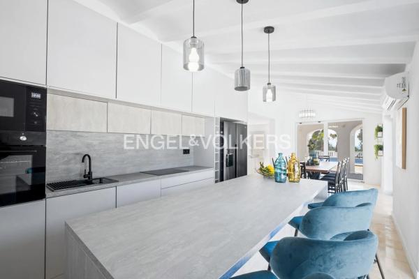 Casa independiente en plaza Pallares. Sector 16