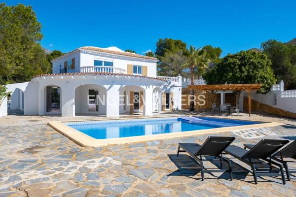 Casa independiente en plaza Pallares. Sector 16