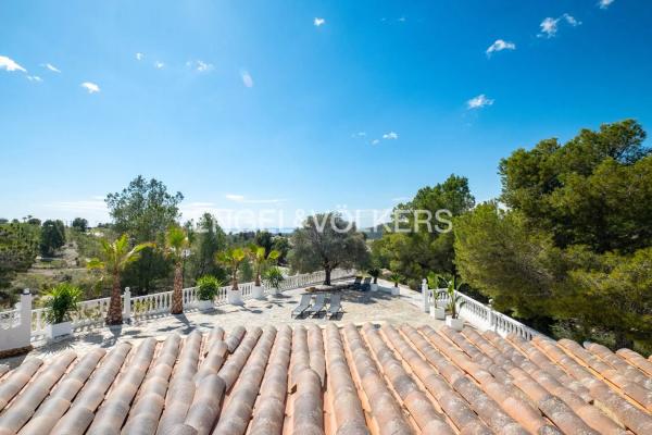 Casa independiente en plaza Pallares. Sector 16