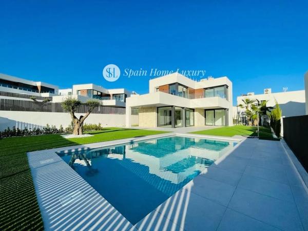 Casa independiente en calle Praga