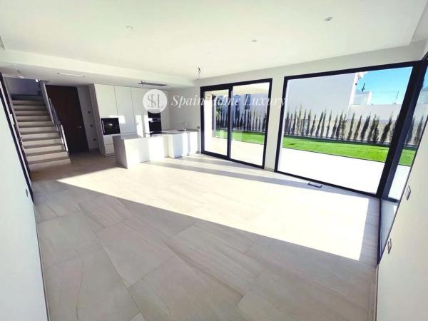 Casa independiente en calle Praga