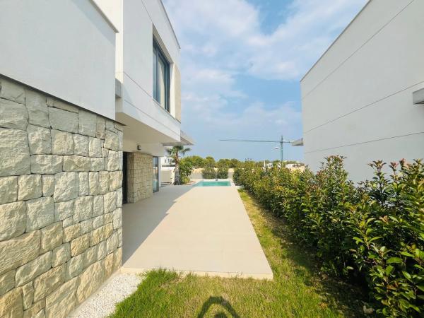 Casa independiente en calle Praga, 58