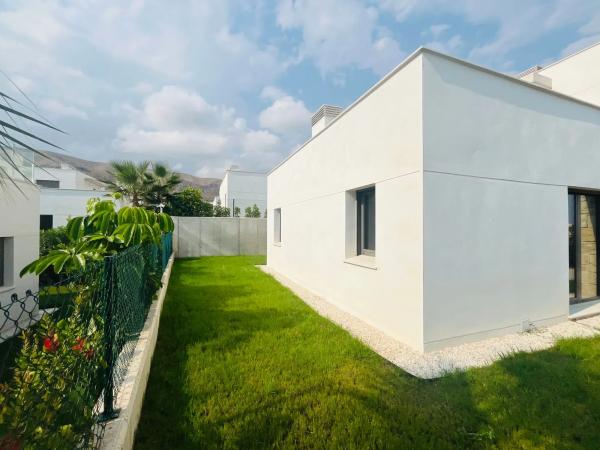 Casa independiente en calle Praga, 58