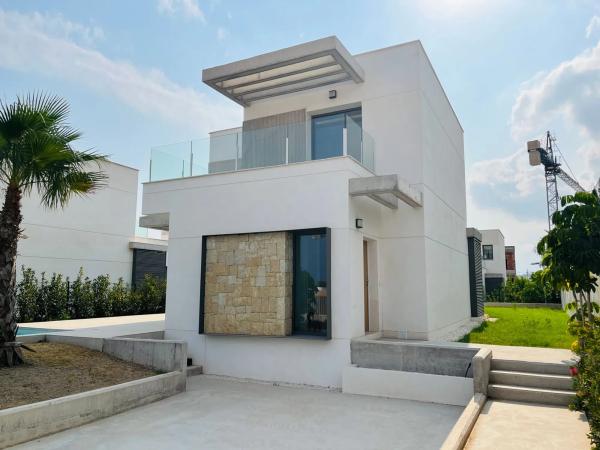 Casa independiente en calle Praga, 58