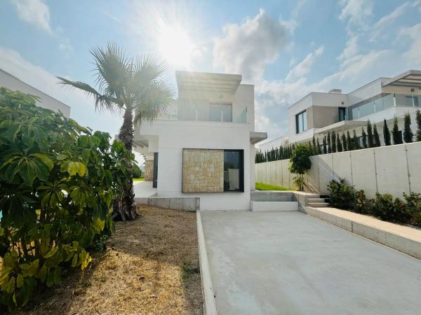 Casa independiente en calle Praga, 58