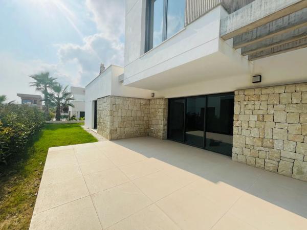 Casa independiente en calle Praga, 58