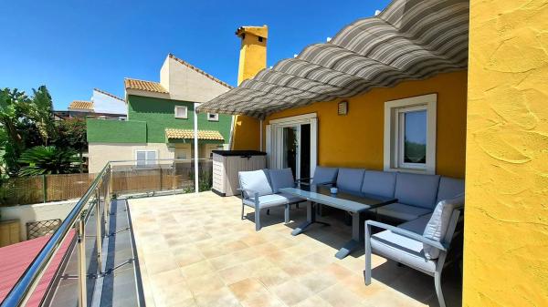 Casa independiente en avenida Costa Verde