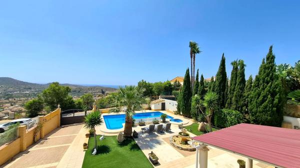 Casa independiente en avenida Costa Verde