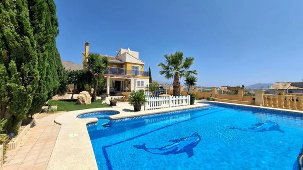 Casa independiente en avenida Costa Verde