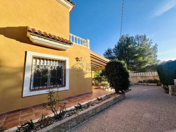 Casa independiente en avenida de Finestrat