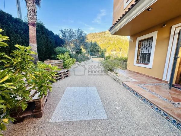 Casa independiente en avenida de Finestrat