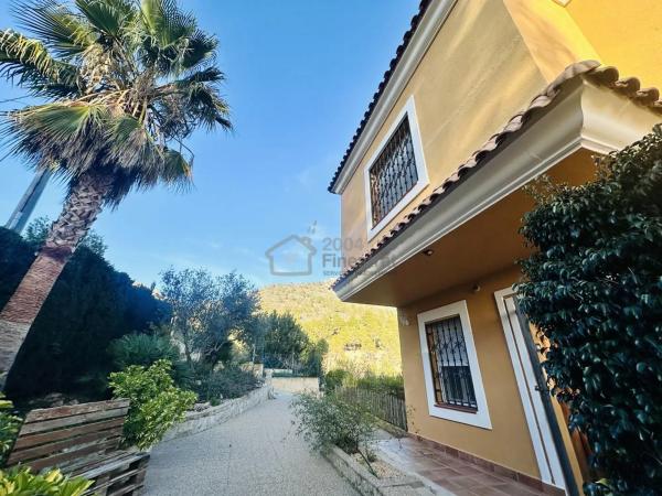 Casa independiente en avenida de Finestrat