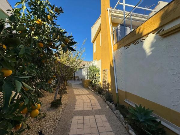 Casa independiente en avenida Costa Verde