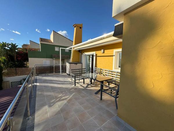 Casa independiente en avenida Costa Verde