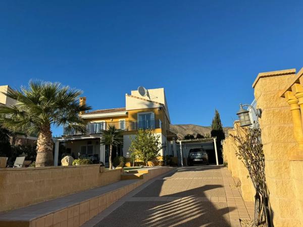 Casa independiente en avenida Costa Verde