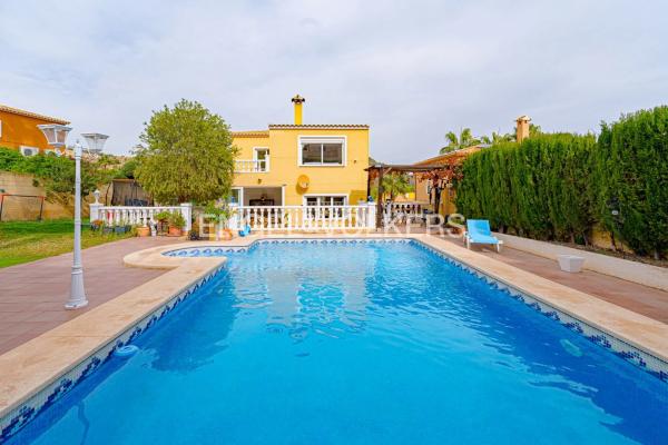 Casa independiente en calle de la fontfreda