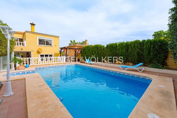 Casa independiente en calle de la fontfreda