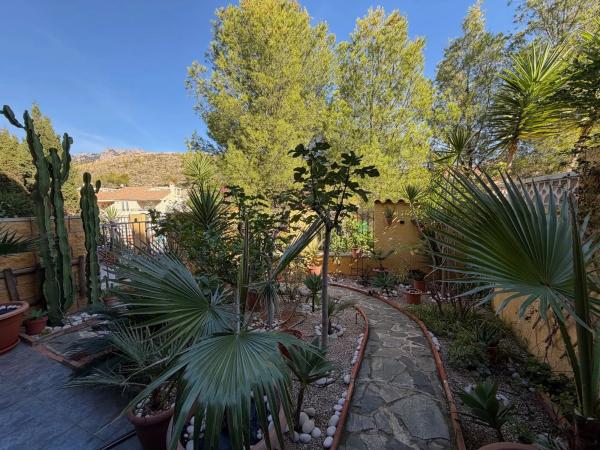 Chalet pareado en calle Llevant