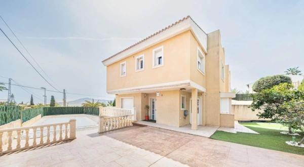 Casa independiente en calle Ametllers