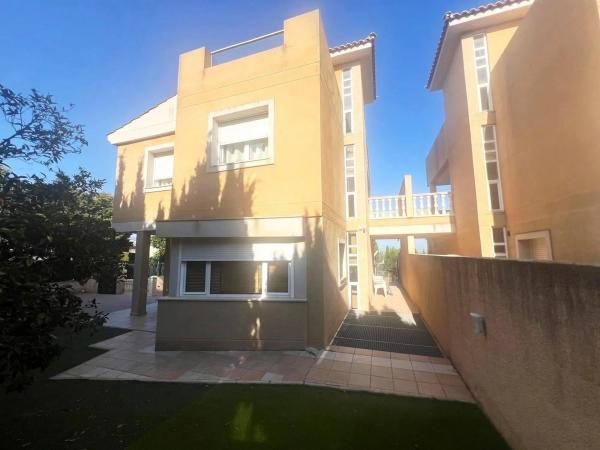 Casa independiente en calle Ametllers