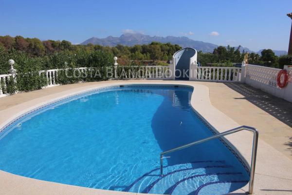 Chalet pareado en calle Acacies