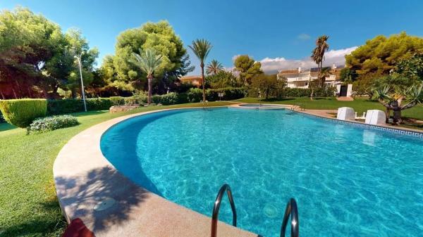 Chalet pareado en calle Joan Miro